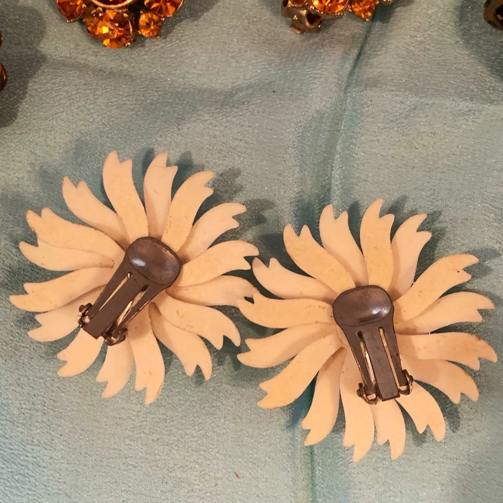 Vintage mid century clip on earrings! - Picture 2 of 2